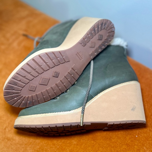 TOMS Melrose Water-Resistant Nubuck Ankle Boots Olive | 8.5 | Faux Fur Lined - Picture 2 of 3
